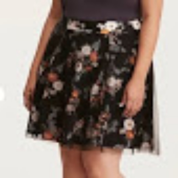 torrid Dresses & Skirts - Torrid black skirt with floral print